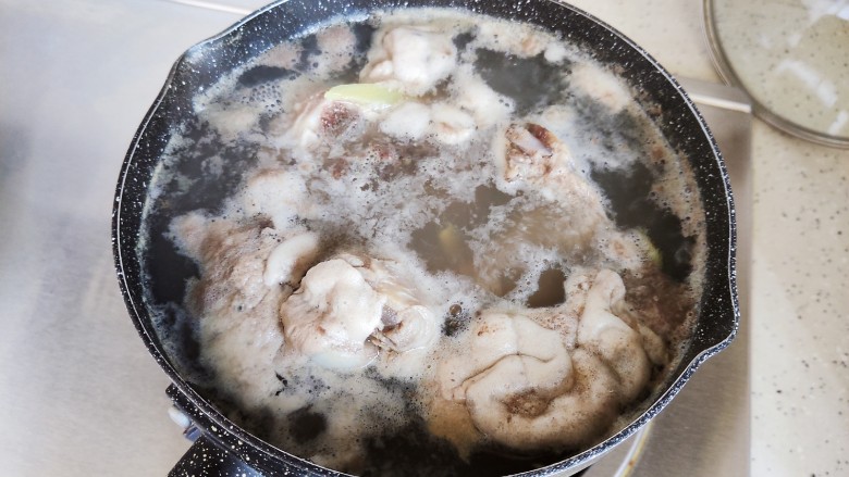 筒骨莲藕汤,放入猪筒骨,中大火煮7.8分钟