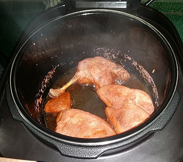 酱鸭腿,打开盖子看看,鸭腿和猪肉都熟了
