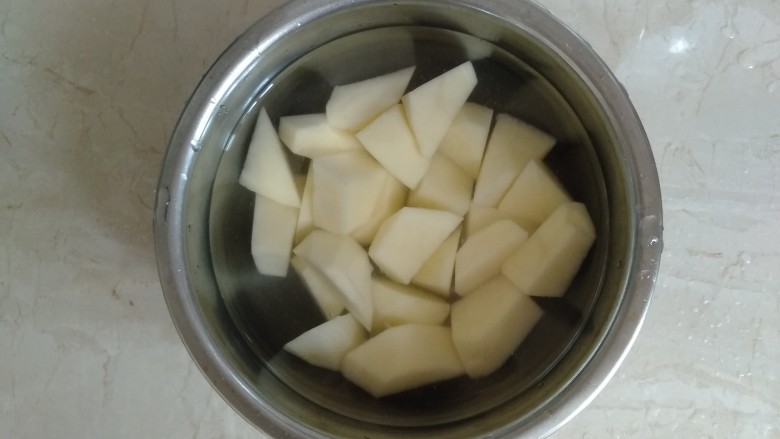 鸭翅炖土豆,土豆切好后用水泡洗一遍,把淀粉洗掉