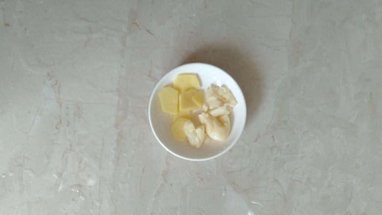 鸭翅炖土豆,姜去皮切片,蒜头拍扁