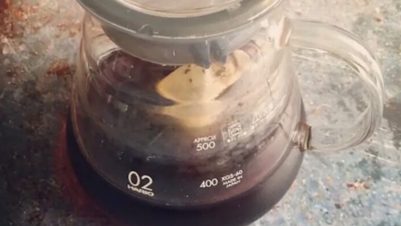 全麦坚果酸奶沙拉快手减脂餐,前一天晚上取一个冷泡包,加入380ml纯净水,后放入冰箱冷藏室,就可以啦,恩这个做咖啡的过程耗费......10秒......