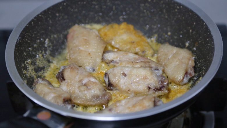 蛋黄焗鸡翅,接着放入鸡翅