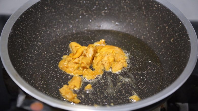 蛋黄焗鸡翅,锅子清理干净,放入少许油烧热后放入咸蛋黄