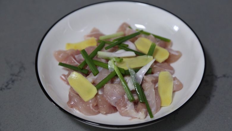 香菇滑鸡煲仔饭,姜葱和鸡腿肉一起放入盘中