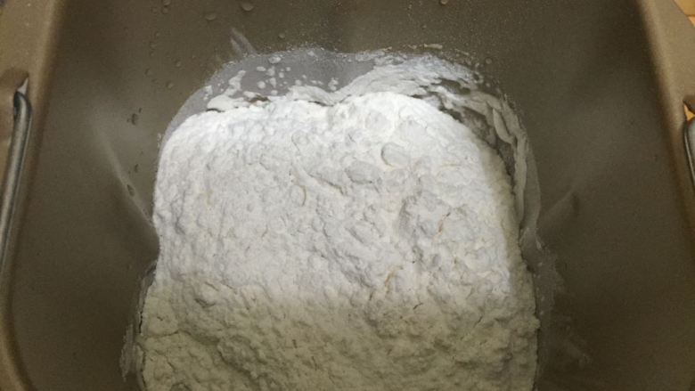 葱花发面饼,一次性倒入中裕多用途麦芯粉,和面至均匀即可;