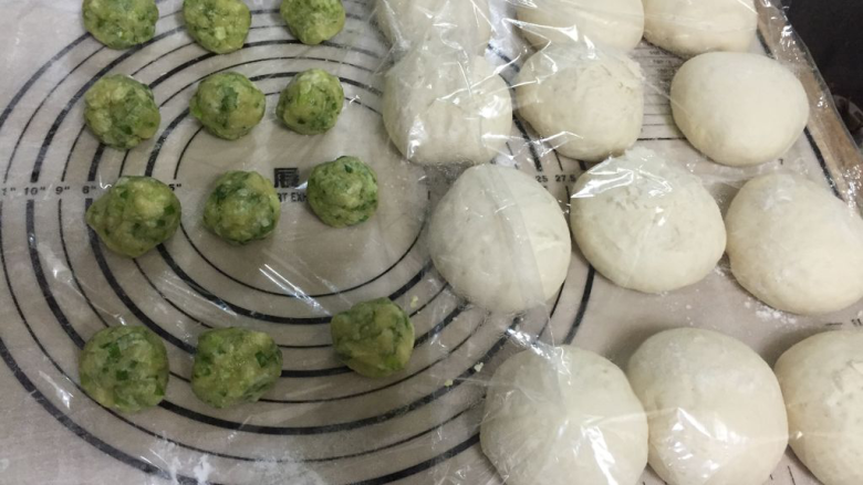 葱花发面饼,静置同时,把葱花馅也分成均匀的12份揉圆;