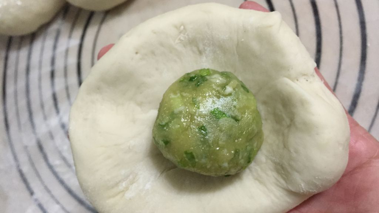 葱花发面饼,之后就开始包花发面饼啦 面团轻按后放入葱花馅;