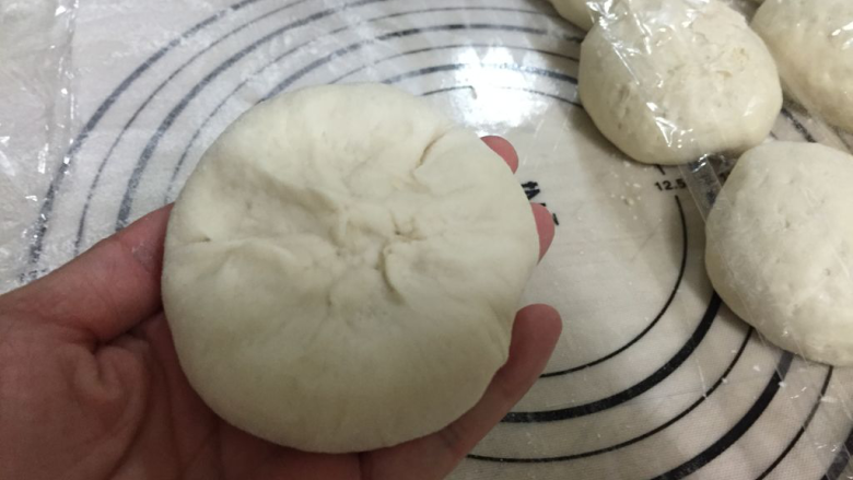 葱花发面饼,收口要包的紧一些;