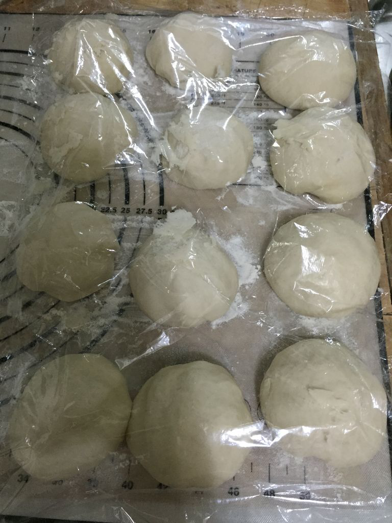 葱花发面饼,然后将剩余的11个面团和11个葱花馅也一次包好,松弛5分钟;