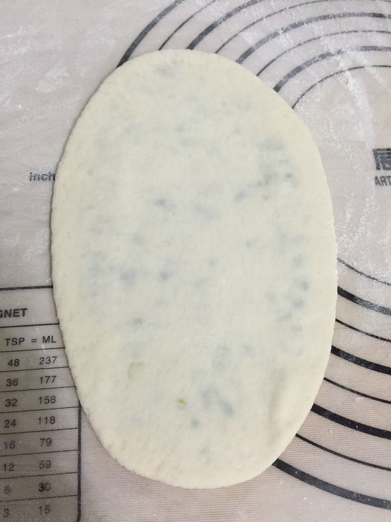 葱花发面饼,擀平成长椭圆形,椭圆上下往中间折,这是第一次三折;