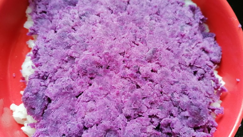 糯米紫薯糕,中间铺上一层紫薯泥,顶上再铺上一层糯米然后按紧