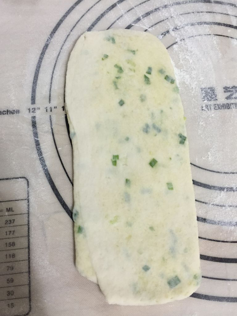 葱花发面饼,擀平;
