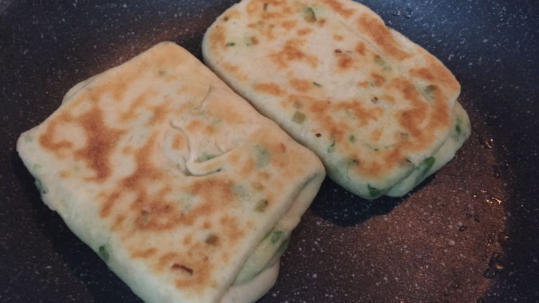 葱花发面饼,两面金黄即可;