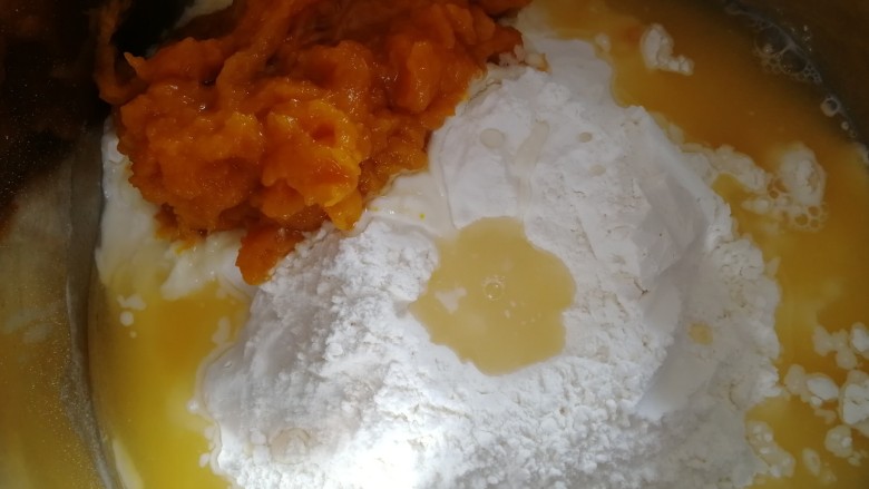 南瓜紫薯包,蒸出来的南瓜泥比较湿,加半碗温水。