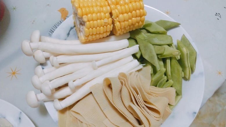 家常关东煮火锅,海鲜菇,豆角,玉米,豆皮