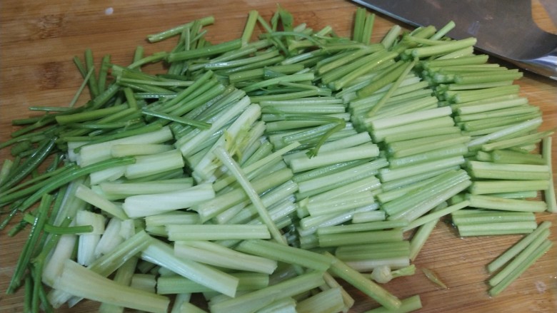 芹菜两吃(清炒芹菜vs凉拌芹菜叶),芹菜茎切段