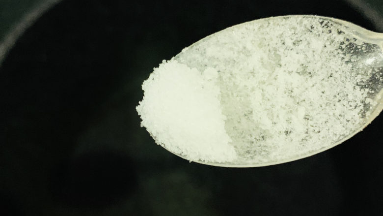 凉拌魔芋丝,锅加清水,加些盐,大火煮开