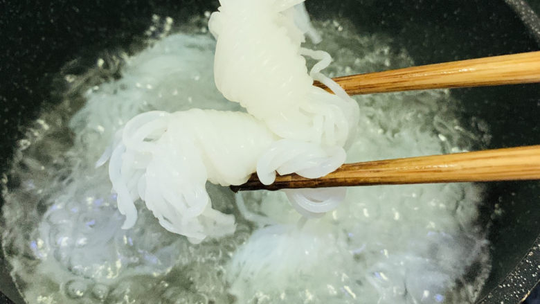凉拌魔芋丝,魔芋丝捞起来