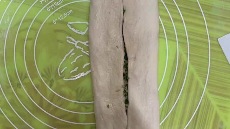 葱花花卷,两边往中间折,军训叠被子那样。
