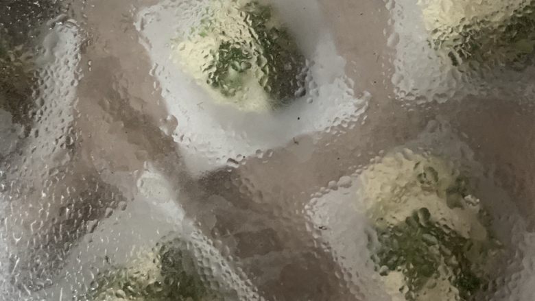 葱花花卷,水开上锅蒸10分钟,闷1分钟。