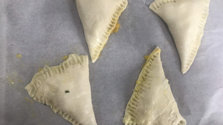 香酥甜蜜芒果派,两边切口折过来,用叉子边缘压紧封口