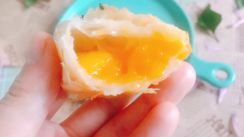 香酥甜蜜芒果派,外层酥脆,内里芒果肉香甜