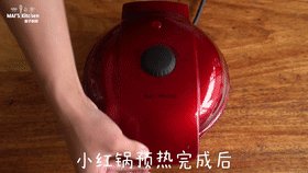 法式咸点心|蒜香面包棍,小红锅预热完成后,将涂好黄油的面包放入小红锅,涂好的黄油的一面朝上,烘烤5分钟后取出。