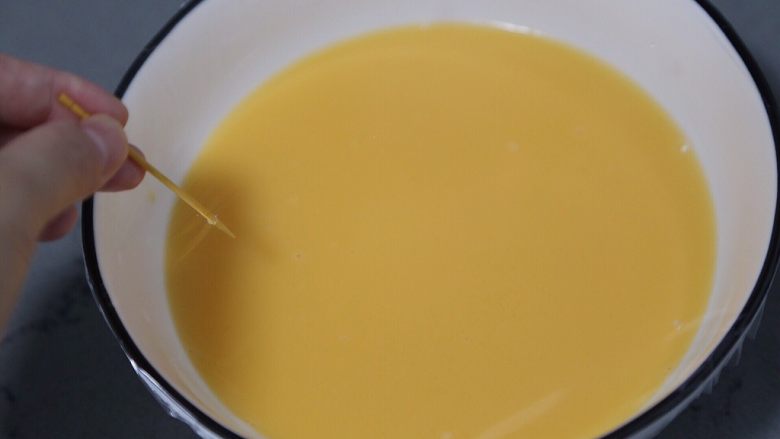 虾仁蒸蛋羹,盖上保鲜膜,刺几个小孔