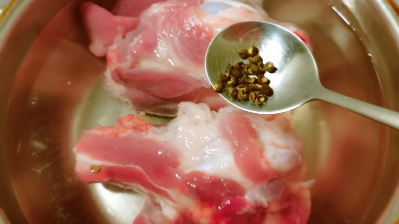筒骨莲藕汤,筒骨清洗干净 凉水下锅 水中加入<a style='color:red;display:inline-block;' href='/shicai/ 700'>花椒</a> 煮开
