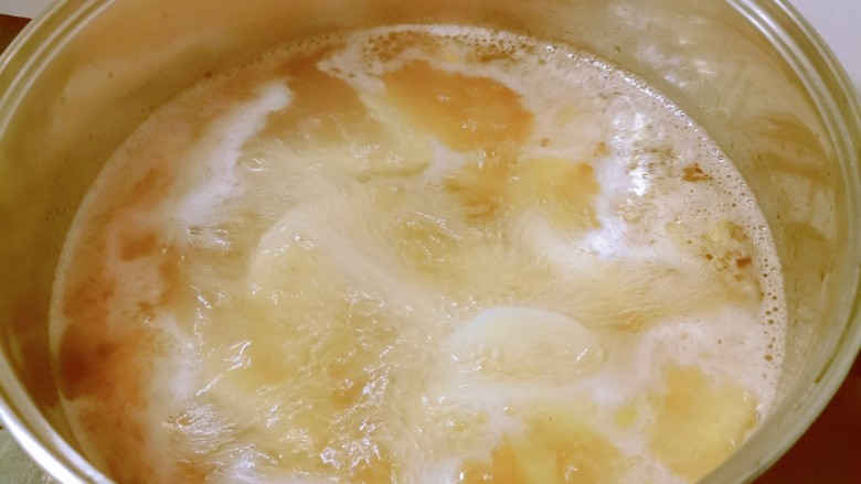 筒骨莲藕汤,大火烧开转中小火。