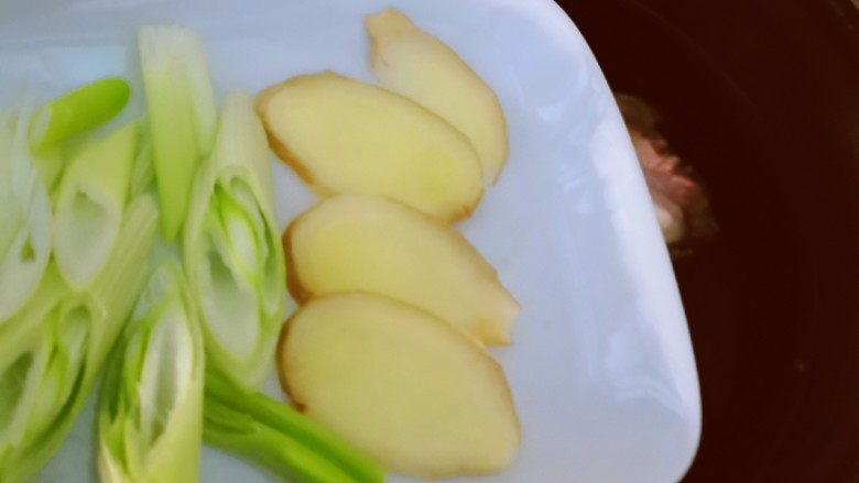 筒骨莲藕汤,葱姜 八角放入压力锅内胆里,注入清水,选用煲汤功能。
