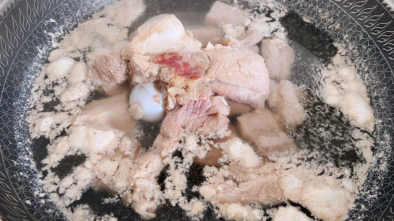 筒骨莲藕汤,烧开后2分钟关火,去掉浮末,捞出沥干水份备用。