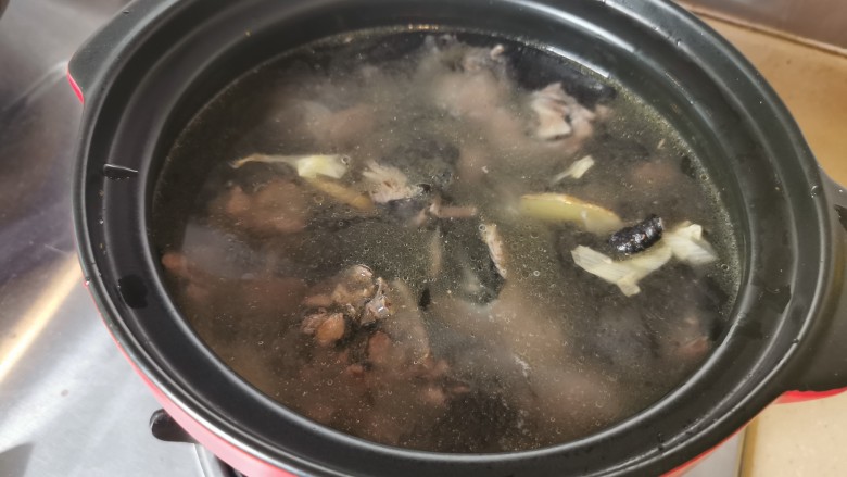 营养乌骨鸡家常版、简单好喝!,砂锅预热,倒入鸡块,热水没过鸡块