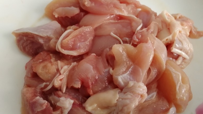 香菇滑鸡煲仔饭,剔骨,切小块儿。