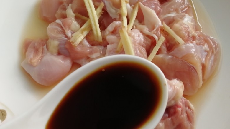 香菇滑鸡煲仔饭,再放<a style='color:red;display:inline-block;' href='/shicai/ 788'>生抽</a>,上色增味。