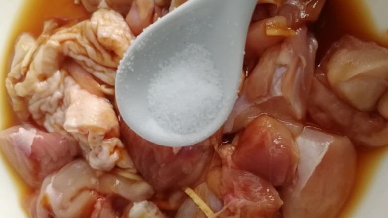 香菇滑鸡煲仔饭,半小勺盐,拌匀腌制。