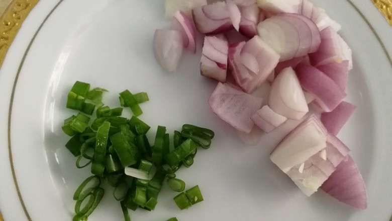 香菇滑鸡煲仔饭,小圆葱切小丁,切些葱花。