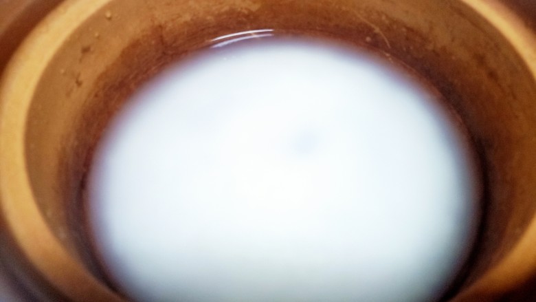 香菇滑鸡煲仔饭,将浸泡好的大米放入砂锅中,加入比平时蒸米多一点的水