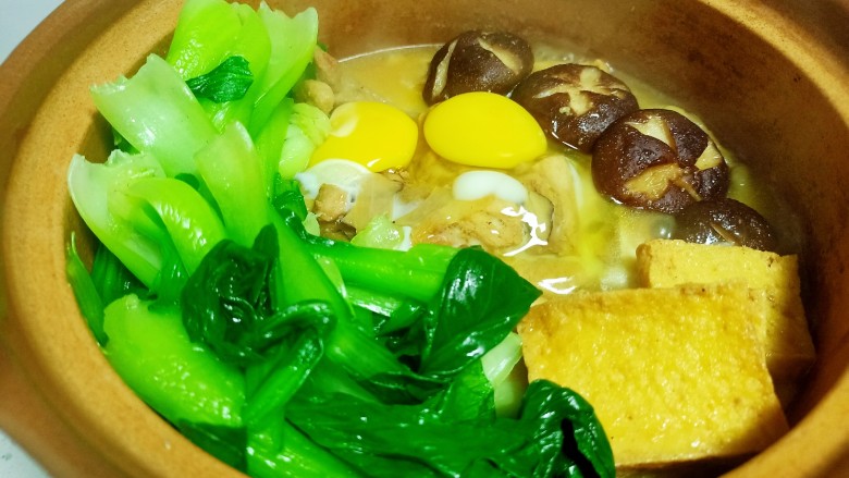 香菇滑鸡煲仔饭,转小火焖10分钟,放入上海青,打入<a style='color:red;display:inline-block;' href='/shicai/ 9'>鸡蛋</a>