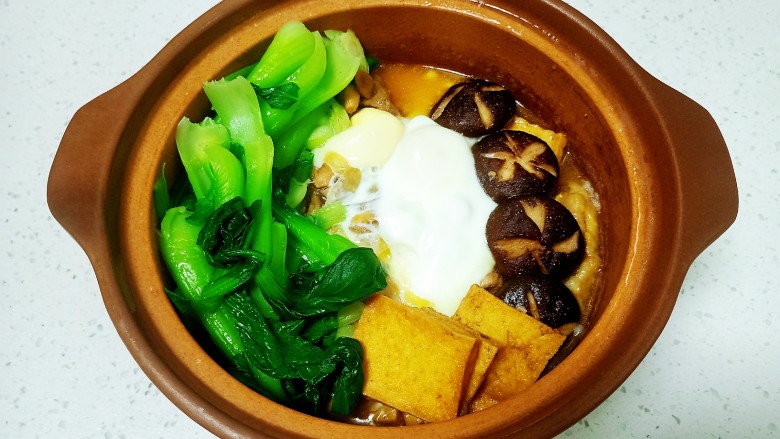 香菇滑鸡煲仔饭,再焖2分钟关火,焖10分钟