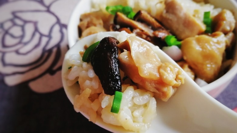 香菇滑鸡煲仔饭,洒上圆葱丁和葱花拌匀即可,一碗是不够的。