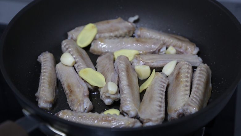 红烧鸭翅,煎至两面焦黄放入姜蒜,翻炒出香味