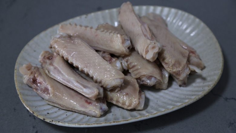 红烧鸭翅,焯出血水后捞出,冲洗掉浮沫控干水分待用