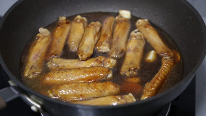 红烧鸭翅,倒入水,和鸭翅持平