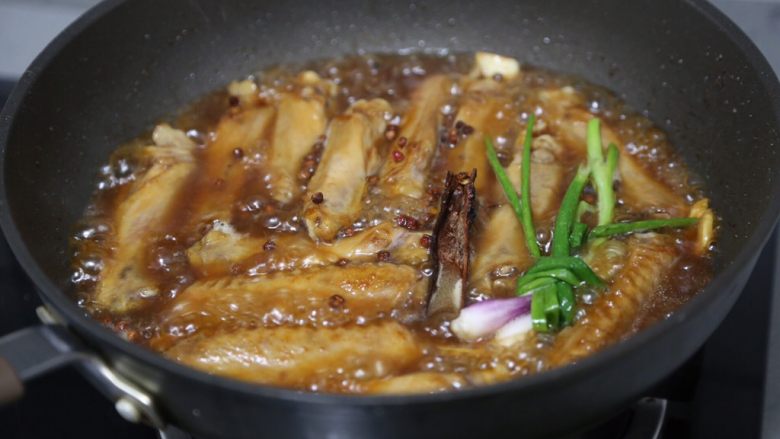 红烧鸭翅,大火煮开,小火焖煮约30分钟