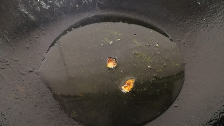 小炒豆角丝,热锅放入大料瓣,小火炸香。