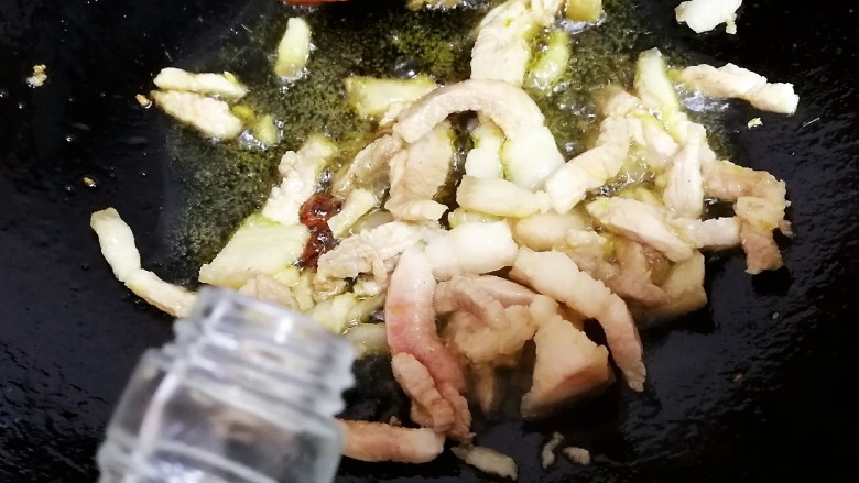 小炒豆角丝,先来一汤匙白酒,烹香。