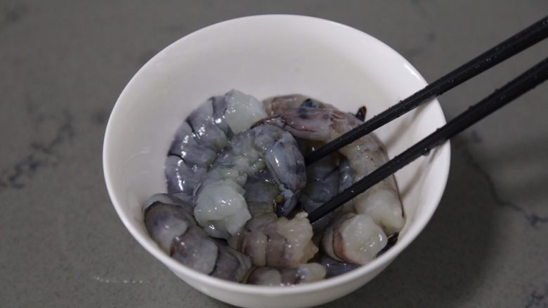 冬瓜炒虾仁,拌匀,腌制10分钟