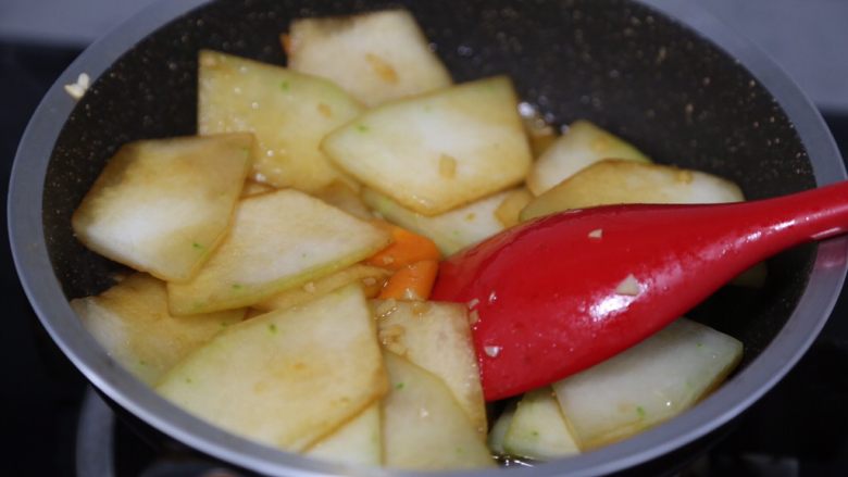 冬瓜炒虾仁,调入<a style='color:red;display:inline-block;' href='/shicai/ 692'>酱油</a>,翻炒均匀
