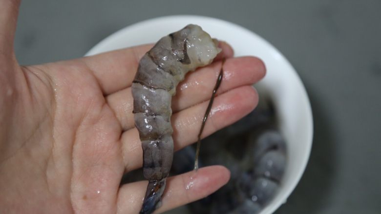 冬瓜炒虾仁,轻轻的拉出来,动作要轻柔,以免拉断